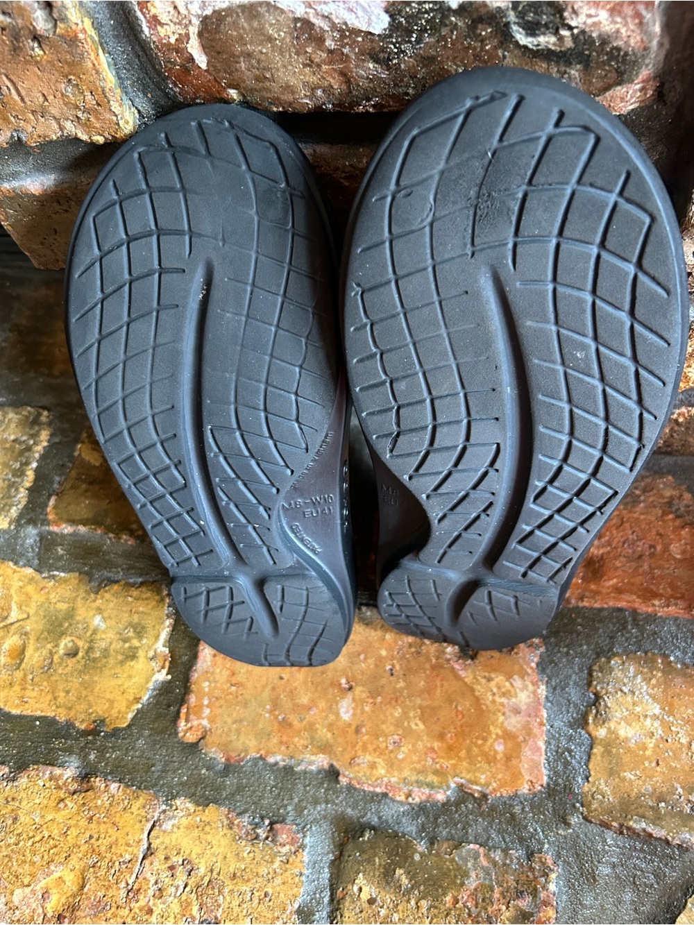 OoFOS clogs. - Picture 4 of 4